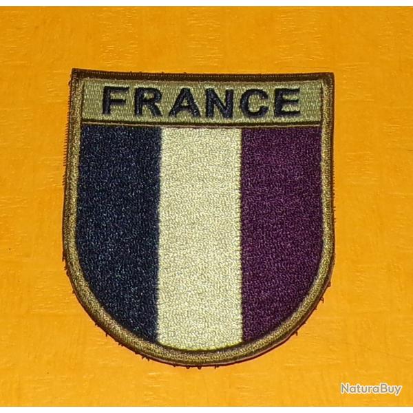 INSIGNE EN TISSU ARMEE FRANCAISE : DRAPEAU FRANCE BASSE VISIBILITE� , BON ETAT VOIR PHOTO . POUR TOU