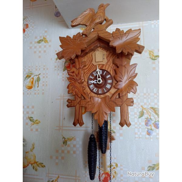 ANCIENNE PENDULE  COUCOU  . FABRICATION ALLEMANDE  .  FONCTIONNE PARFAITEMENT  .