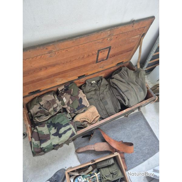 Important lot materiel militaire, treillis, blouson vol, accessoires FAMAS , sacs, CPA 10,