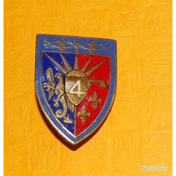 4� Rgt Hussards, �mail, rouge � droite, relief, 37 mm, dos guilloch� , FABRICANT  DRAGO PARIS  ,  HO