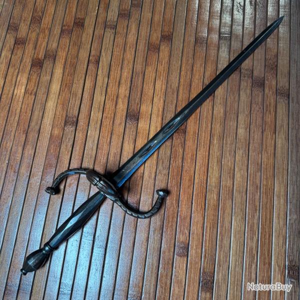 BELLE DAGUE MAIN GAUCHE ENTI�REMENT EN FER FORG� LAME GRAV�E ET AJOUR�E DU XVlll �me