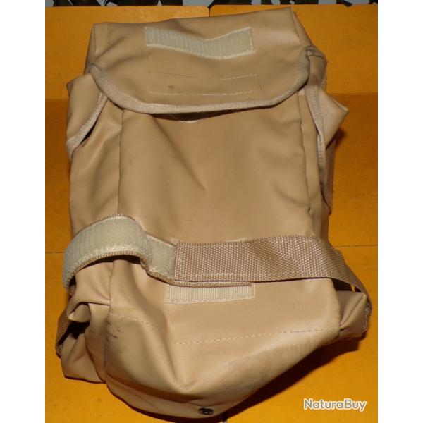 HOUSSE DE MASQUE N.B.C DE COULEUR SABLE , COMPRENANT DEUX POCHES SUR LES COTES ET UNE POCHE PRINCIPA