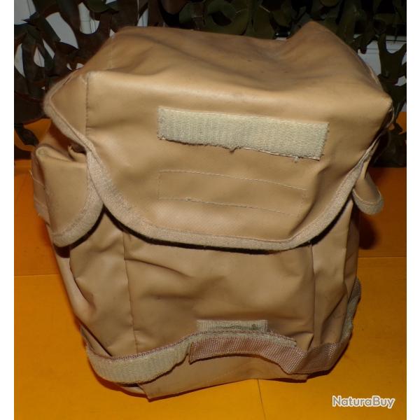 HOUSSE DE MASQUE N.B.C DE COULEUR SABLE , COMPRENANT DEUX POCHES SUR LES COTES ET UNE POCHE PRINCIPA