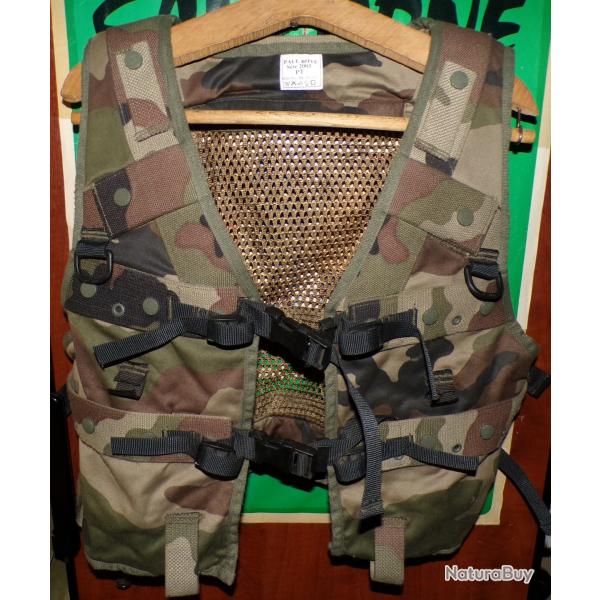 GILET DE COMBAT DE L'ARMEE FRANCAISE , TAILLE PT , IL MANQUE LA CEINTURE EN BAS DU GILET ,  ETAT VOI