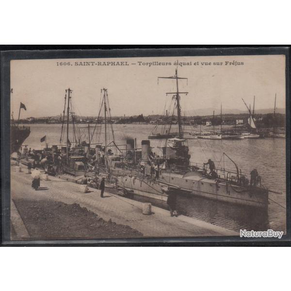 CPA - Marine Militaire -SAINT - RAPHAEL -Torpilleurs a quai et vue sur Fr�jus N�3823