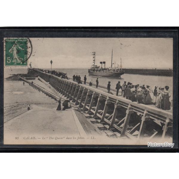 CPA - CALAIS -Le " The Queen " dans les Jet�es  N�3826