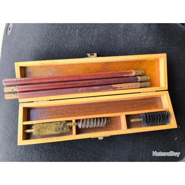 baguette de nettoyage en 3 et son kit de 3 brosses en coffret bois vintage bien complet. Calibre 12
