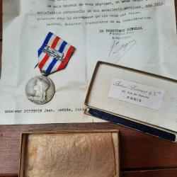 Belle sncf trains avec bo&icirc;te ancienne et lettre d'attribution. Beau ruban.