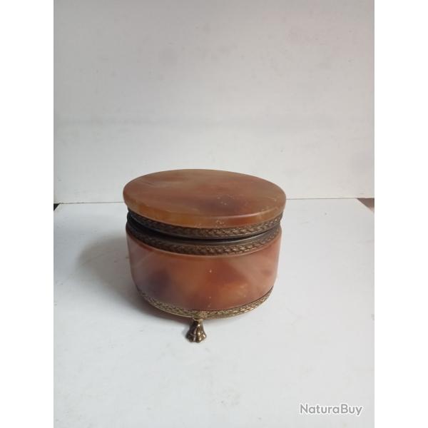 boite a bijoux XIX�me en onyx et bronze dor� hauteur 8 cm x 10 cm