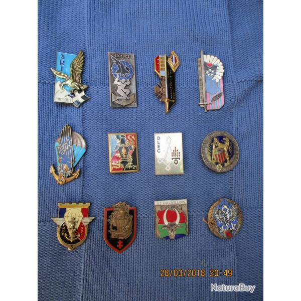 lot d'insignes divers 1