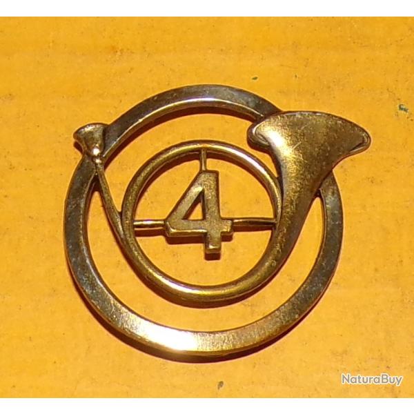 4� R�giment de Chasseurs, insigne de b�ret, dos lisse embouti , cor de chasse au chiffre 4, dos liss