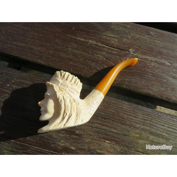 Ancienne pipe en �cume de mer �  d�cor de personnage au bandana (XX�)