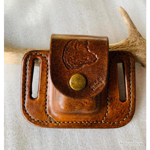 pochette en cuir d'artisan pour 2 munitions de calibre 12/70 gravure sanglier
