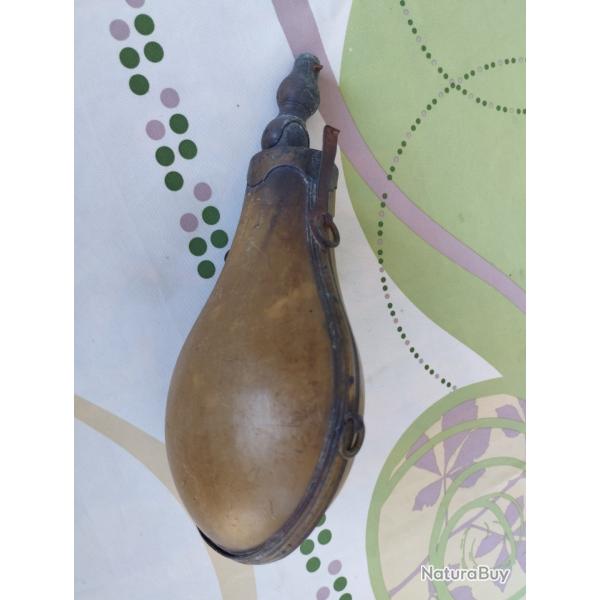 Ancienne poire � poudre fin 18 �me en corne et cuivre jaune.