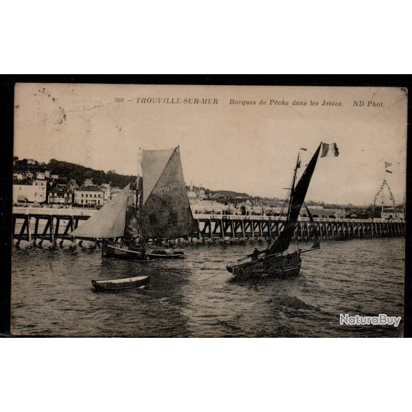 CPA - TROUVILLE - SUR -MER -Barques de Peche dans les Jetees N�3882