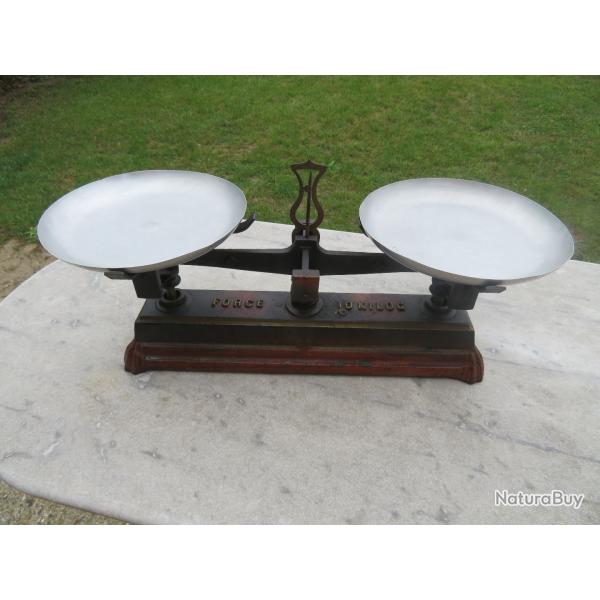 VINTAGE - Ancienne grande balance de March� � 2 plateaux en zinc, force 10 kg - FRANCE(Vers 1930-40)