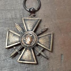 M&eacute;daille Croix de Guerre 1914 - 1917 - 1&egrave;re Guerre Mondiale. Pas de ruban.