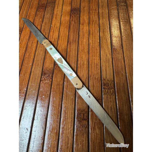 BEAU ET RARE COUTEAU PLIANT DE LUXE EN OR ARGENT MASSIF ET NACRE DU XVlll �me SI�CLE