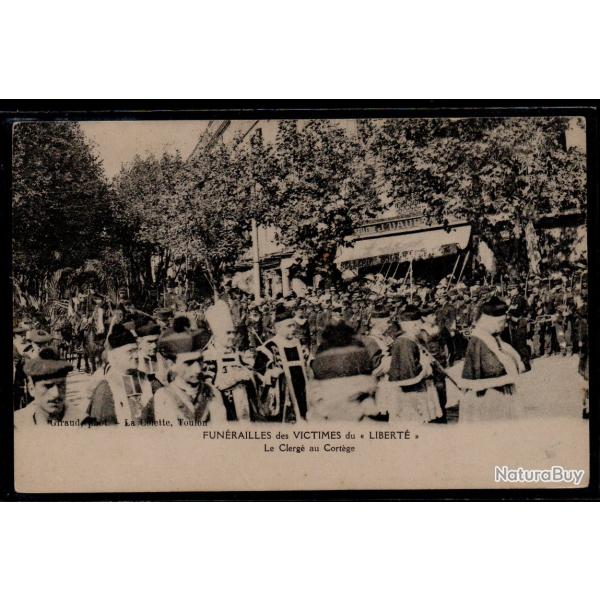 CPA - FUN�RAILLES des VICTIMES du " LIBERT� " Le Clerg� au Cort�ge N�3904