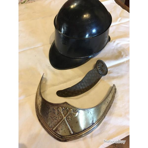 une casquette de feu et des lments de casque de pompiers