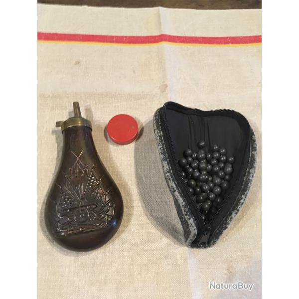 une poire a poudre noire en cal 36 (reproduction italienne)  avec des billes de plomb