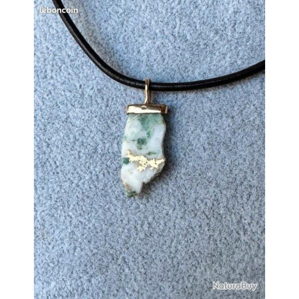 Pendentif artisanal unique - Bloc de quartz naturel bleut� avec incrustation naturelle d'or