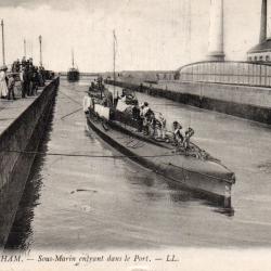 Carte postale Ouistreham Sous-Marin entrant dans le Port -N&deg;3921