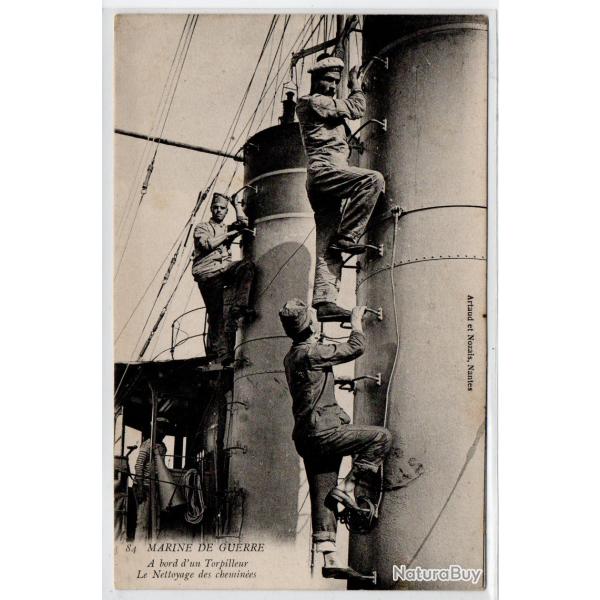 CPA - MARINE DE GUERRE - A bord dun Torpilleur Le  Nettoyage des cheminees  N�3924