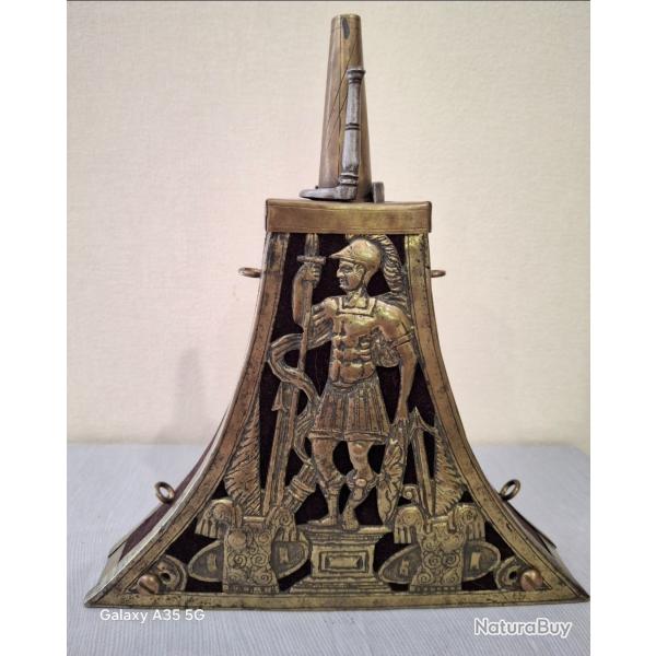 Grande poire � poudre trap�zo�dale dite de "Mousquetaires "