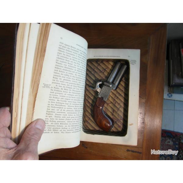 Pistolet � percussion � 2 canons superpos�s dans livre � cachette