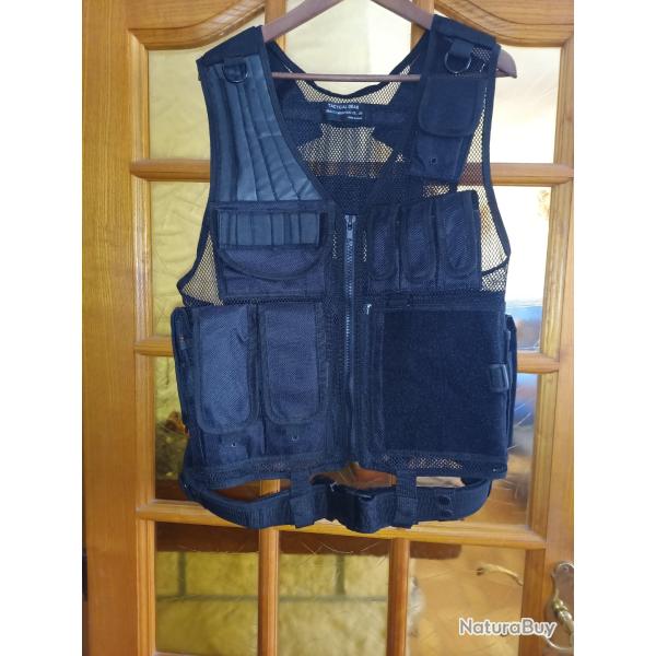 Gilet tactique totalement r�glable avec les pochettes pr�sentes sur la photo