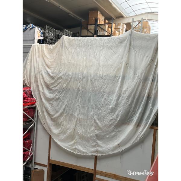 Voilure de parachute blanche