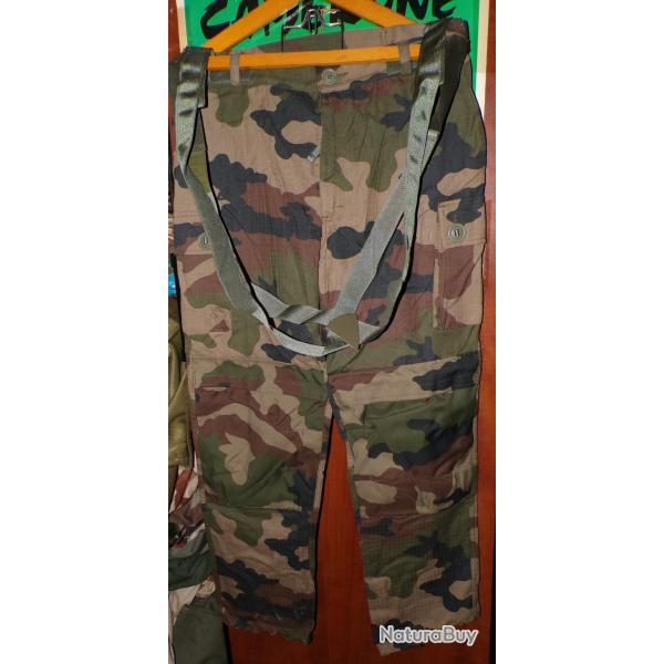 PANTALON CAMOUFLE DE COMBAT ETE DE L'ARMEE FRANCAISE DE 2004  , 2 POCHES SUR LES CUISSES ET BRETELLE