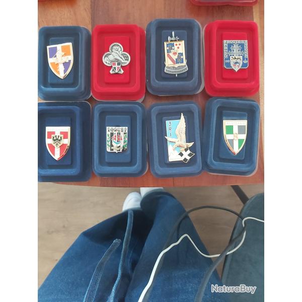 Collection compl�te ~100 insignes militaires �ditions Atlas - Arthus-Bertrand - Avec bo�tiers