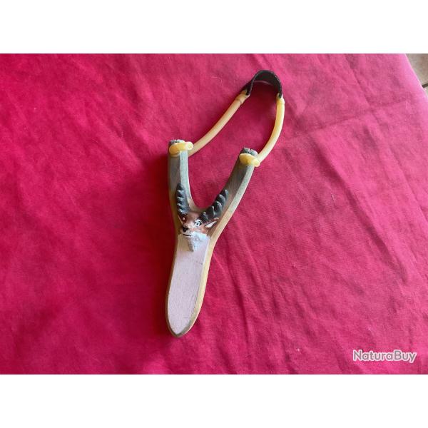 Lance pierre en bois, avec t�te de cerf, pas de prix de r�serve