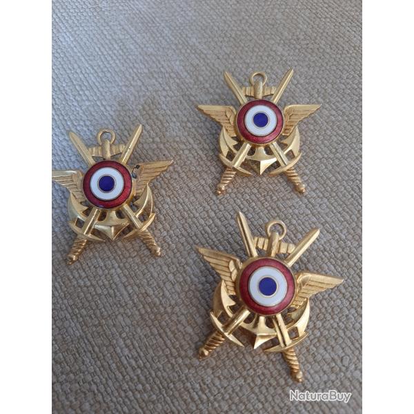 Lot de 3 insignes fran�ais � d�terminer. Superbe �tat. Marine, aviation, infanterie, officier ?