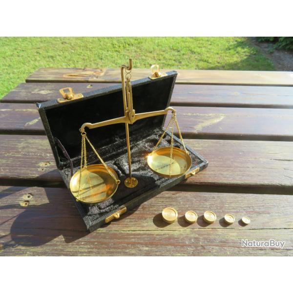 Balance de pr�cision portative d'apothicaire contemporaine en laiton dor� de style vintage