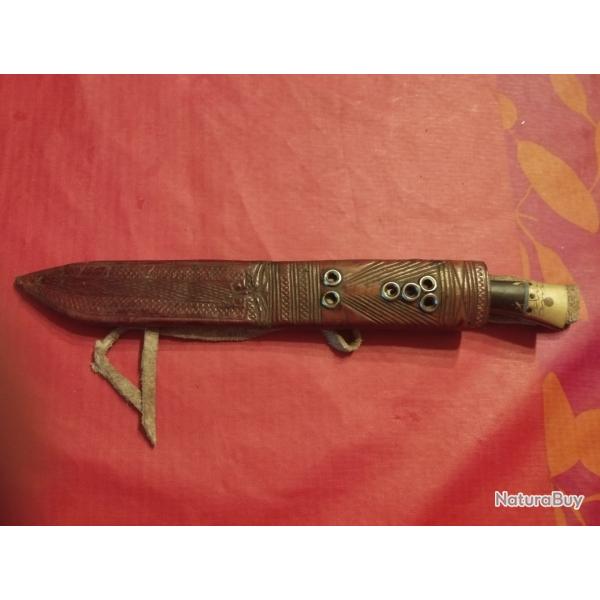 Poignard avec fourreau en cuir