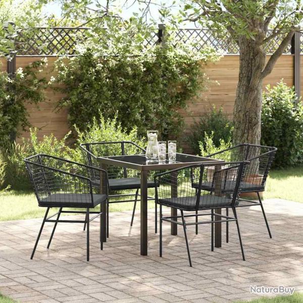 Ensemble de jardin de 5 pi�ces avec des coussins en poly rotin noir.