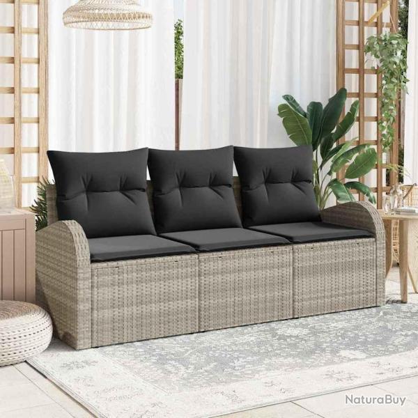 Ensemble de canap� de jardin 3 pi�ces avec des coussins en poly rotin gris clair.
