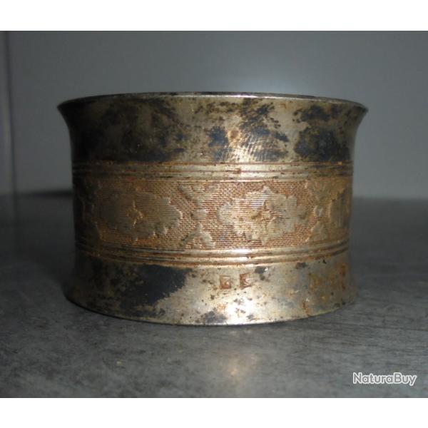 ANCIEN ROND DE SERVIETTE en M�TAL ARGENT� � D�COR de FRISE FLORALE Poin�ons