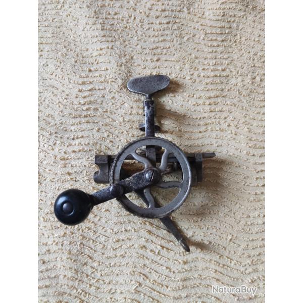 Sertisseur ann�es 1900 � cr�maill�re manufrance