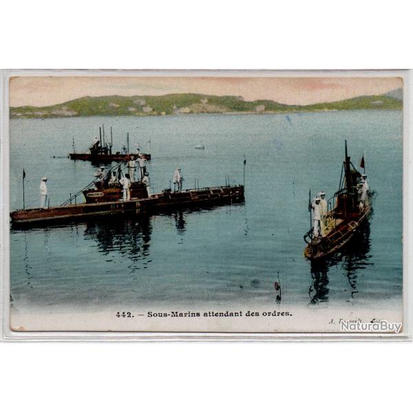 CPA - MARINE DE GUERRE -  Sous - Marin attendant des ordres N�1075