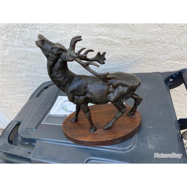 Cerf en bronze sur socle en bois pas sign  mais trs bien excut