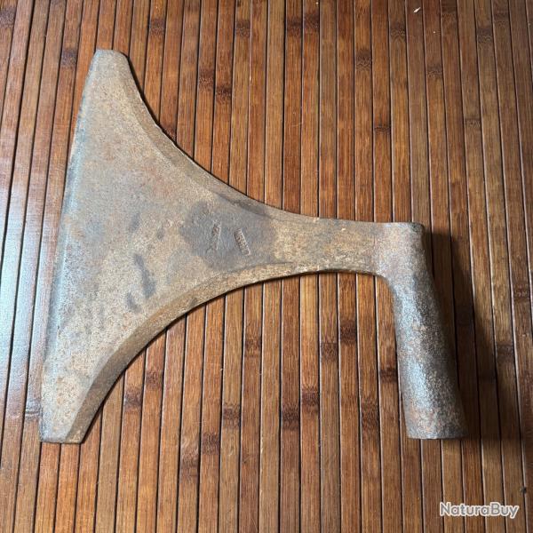 IMPOSANT FER DE HACHE XlX �me SIGNE DU FORGERON 3,5 KG