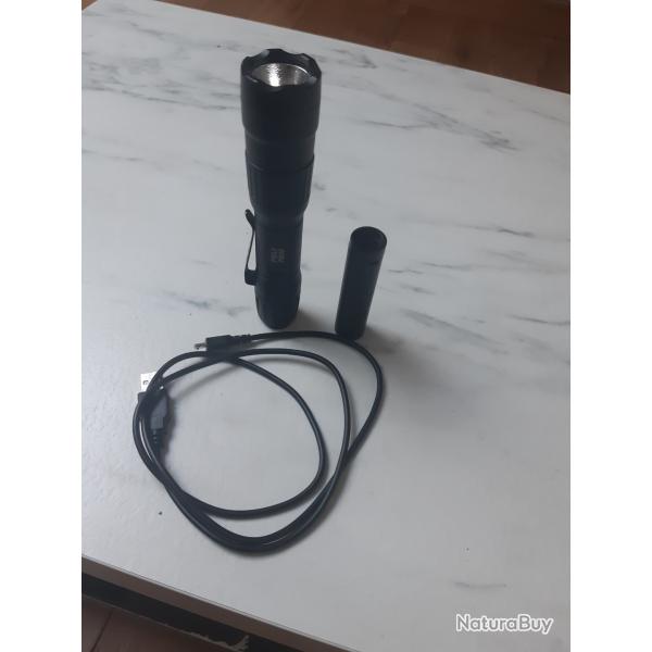 Lampe de poche tactique rechargabe pelican 7600