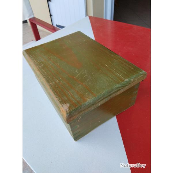 A SAISIR - Jolie boite en bois massif pouvant contenir un pistolet de coffre ou autres