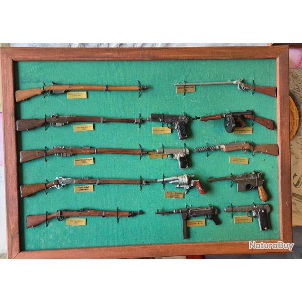 50 r�pliques d'armes  miniatures plus 5 tableaux collection hachette voir les photos