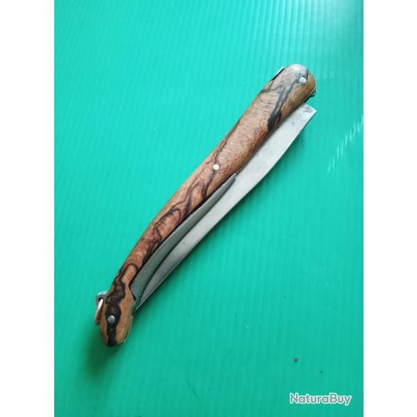 PIECE  UNIQUE D UN COUTEAU LAGUIOLE A RESSORT TETE VIPERINE &  PLAQUETTES EN FRENE ECHAUFFE  .