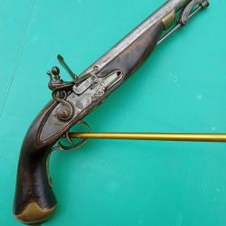 ANCIENNE REPRODUCTION D UN PISTOLET A SILEX  "  TOWER  GR  AVEC SES POINCONS "  .